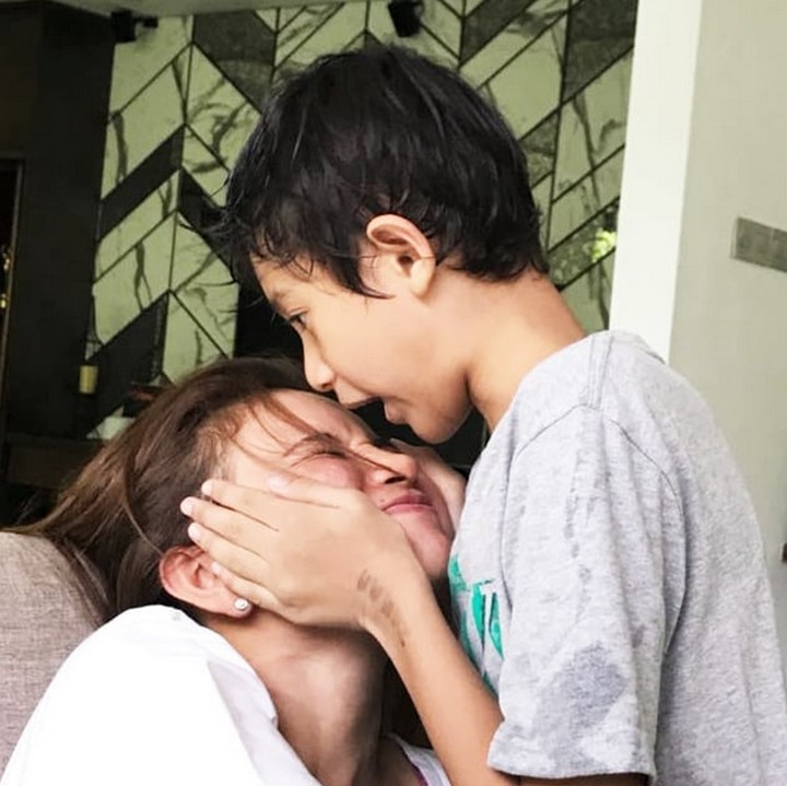 <p>Bonding sederhana nan seru seperti ini juga menambah keakraban Bunda <a href="https://hot.detik.com/celeb/4266841/rossa-aku-belum-nikah-lagi)" target="_blank">Rossa </a>dan Rizky. (Foto: Instagram @itsrossa910)<br /><br /></p>