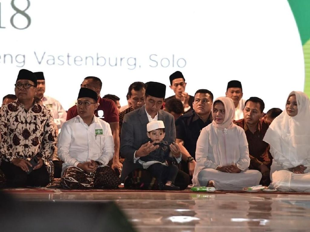 Gaya Menggemaskan Jan Ethes Saat Diajak Jokowi ke Apel Akbar Santri Gaya Menggemaskan Jan Ethes Saat Diajak Jokowi ke Apel Akbar Santri