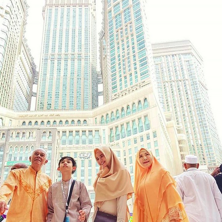 <p>Saat lagi di Masjidil Haram. Beribadah dapat, bondingnya juga dapat. (Foto: Instagram @itsrossa910)<br /><br /></p>