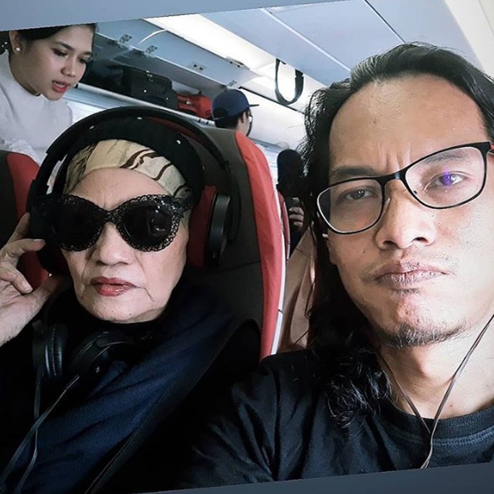 <p>Selfie bersama putranya. Titi selalu terlihat ceria. (Foto: Istagram @indraqadarsih)</p>