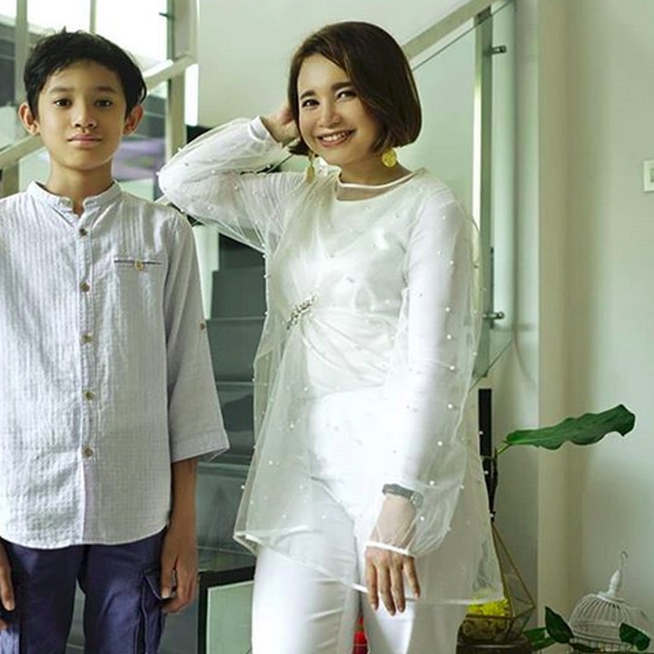 <p>Bunda Rossa awet muda ya, Bun. Lihat deh sama anaknya seperti kakak adik ya. He-he-he. (Foto: Instagram @itsrossa910)</p>