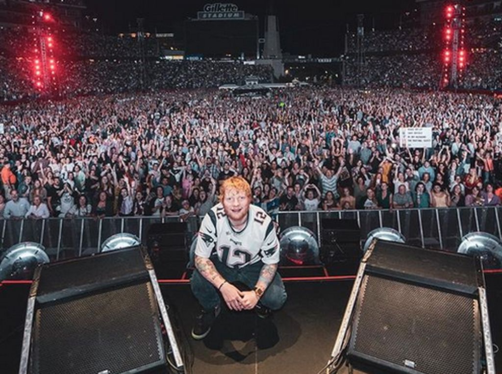 Gaya Unik Foto Wefie Ed Sheeran yang Selalu Sama Setelah Manggung Gaya Unik Foto Wefie Ed Sheeran yang Selalu Sama Setelah Manggung