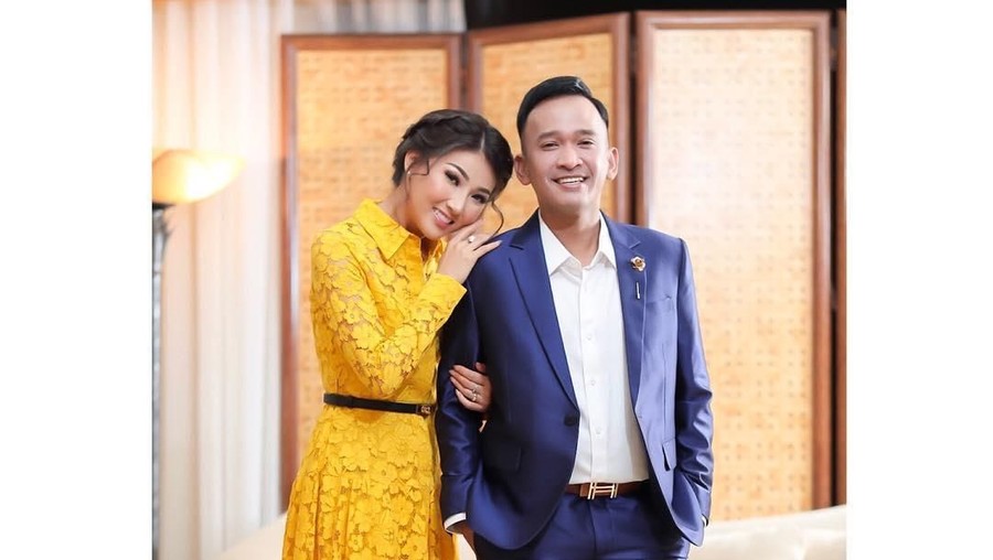 5 Tahun Anniversary, Ruben Onsu dan Sarwendah Banjir Ucapan Ruben Onsu dan Sarwendah tengah merayakan ulang tahun pernikahannya yang ke 5, Senin (22/10). Perayaan itu diadakan di Ciputra Mall, Jakarta Barat.
