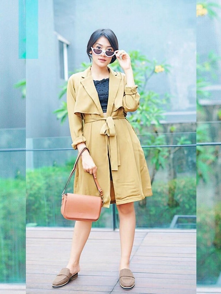 Memasuki usia kehamilan tiga bulan, pesona Anissa Aziza semakin terpancar. Meski tengah mengandung, Anissa tetap bisa tampil stylish di setiap kesempatan.