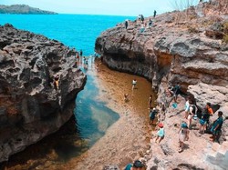 Please, Pemandu! Tegur Turis Bandel di Pantai Angel Billabong