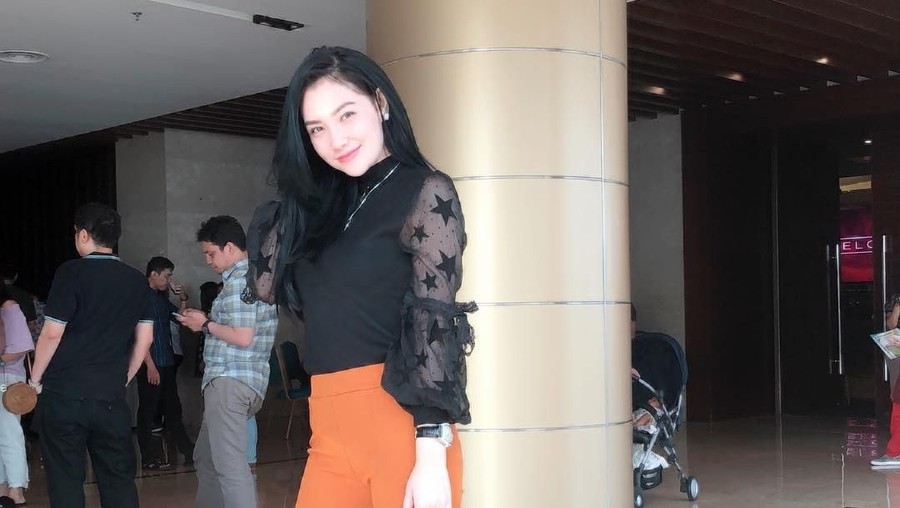 Putri Juby mengaku hamil pada tujuh tahun lalu. Banyak yang mengira jika itu adalah hasil buah cintanya dengan Delon Thamrin. Benarkah demikian?