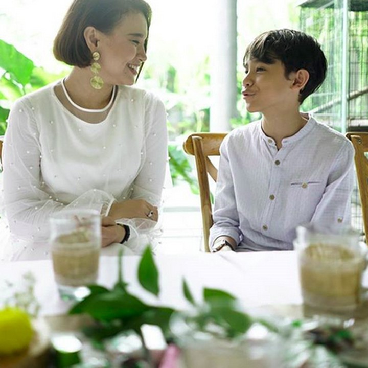 <p>Rossa mendapat hak asuh Rizky Langit Ramadhan, putra semata wayang dari pernikahan dengan drummer Padi, Surendro Prasetyo alias Yoyo. Rossa dan Yoyo menikah pada 2004, lalu bercerai pada 2009. (Foto: Instagram @itsrossa910)</p>