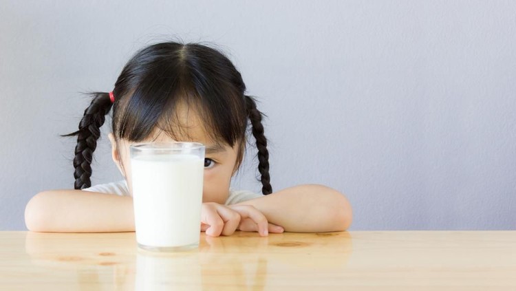 Dampak Jika Alergi Susu Sapi pada Anak Telat Ditangani Bila si kecil terbukti alergi susu sapi, jangan sampai telat ditangani ya, Bun.