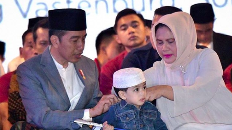 Jan Ethes menemani sang kakek, Jokowi saat membuka puncak Hari Santri Nasional 2018. Hmm, kebayang gimana tingkah lucu Jan Ethes ya.