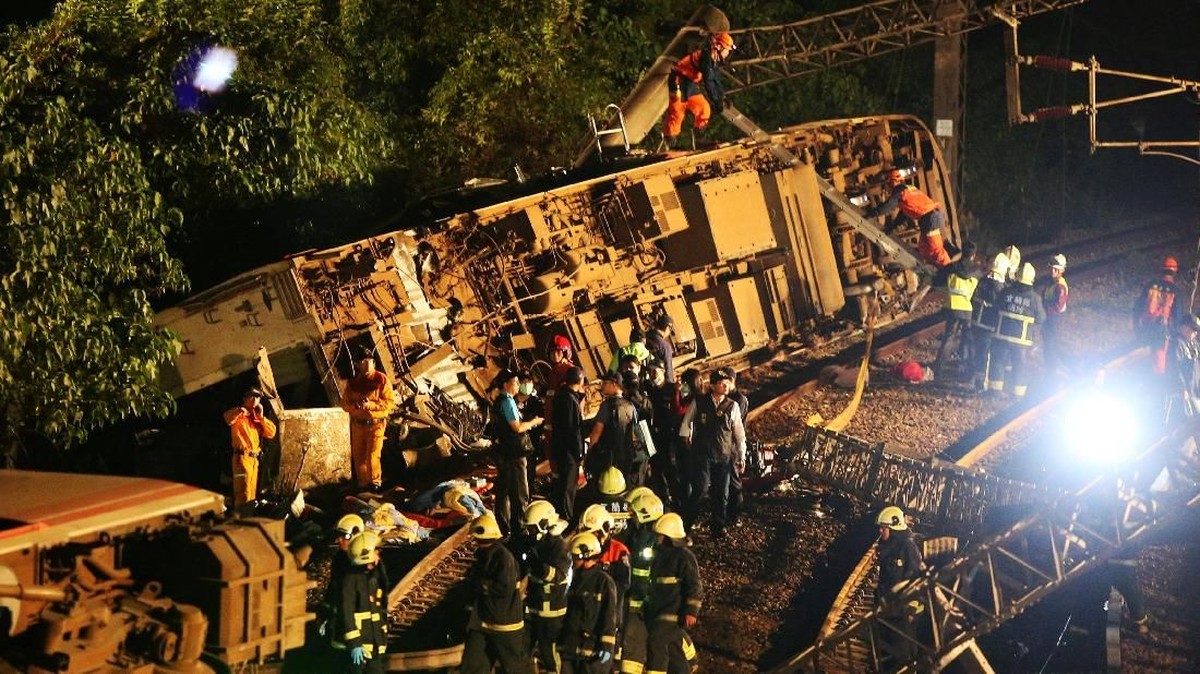 FOTO: Kecelakaan Kereta Paling Parah di Taiwan dalam 3 Dekade