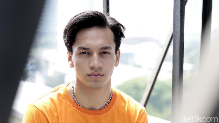 Ibunda Jefri Nichol mengungkapkan kerinduan pada sang anak yang sedang menjalani rehabilitasi.