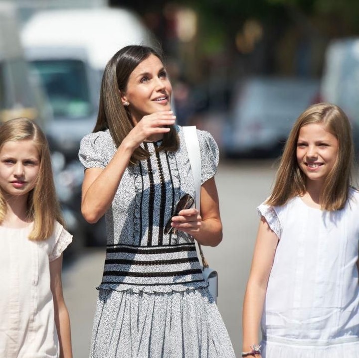 <p>Bersama sang ibu, Ratu Letizia dan adik, Infanta Sofia. (Foto: Getty Images)</p>