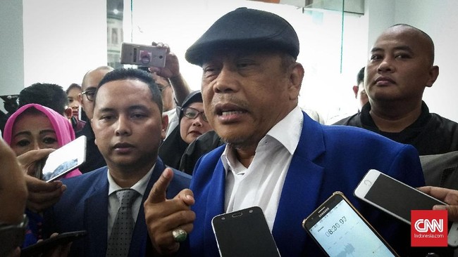 Eggi Sudjana menyindir para jenderal TNI yang setuju penempatan perwira aktif di jabatan sipil. Kata dia, banyak jenderal tak tahu diri membuat disfungsi TNI.