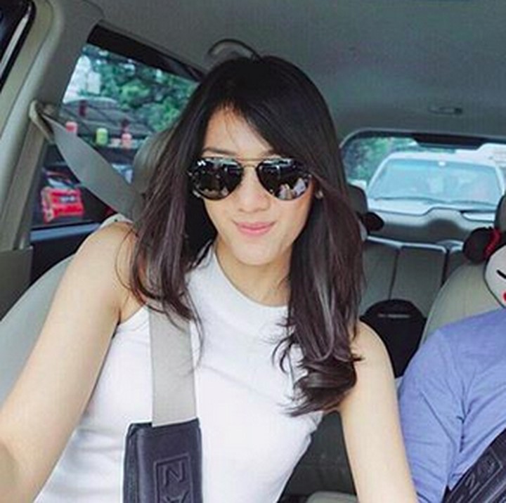 <p>Di mobil, wefie dulu dong. Hmm, lagi nggak nyetir Raditya Dika kok tegang? He-he-he. (Foto: Instagram @anissaaziza)<br /><br /></p>