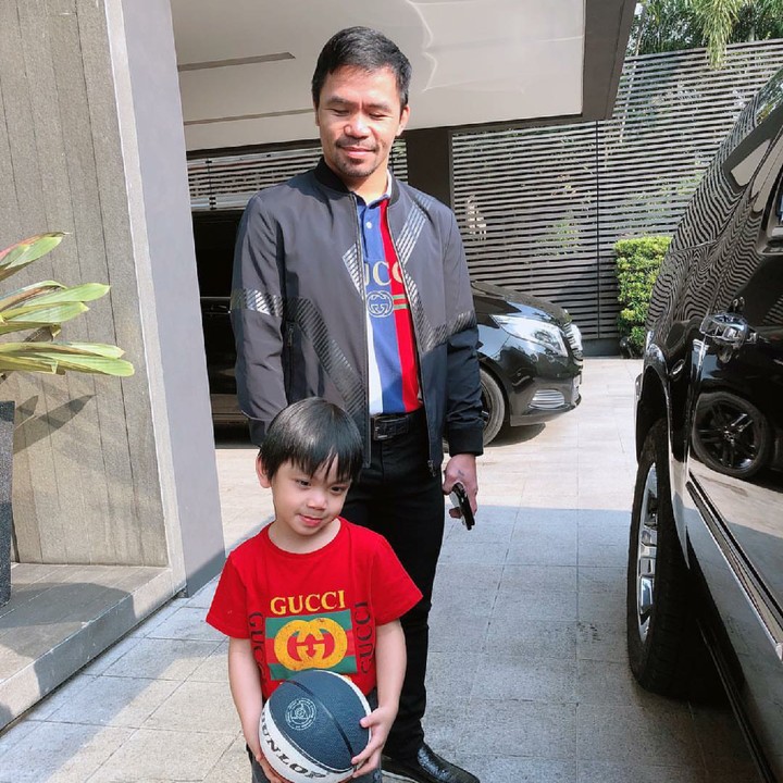 <p>Kok bolanya dipegang aja, Nak? (Foto: Instagram/jinkeepacquiao)</p>