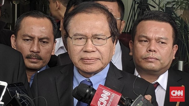 Rizal Ramli membawa audit Badan Pemeriksa Keuangan saat melaporkan dugaan korupsi di balik kebijakan impor pangan ke KPK.