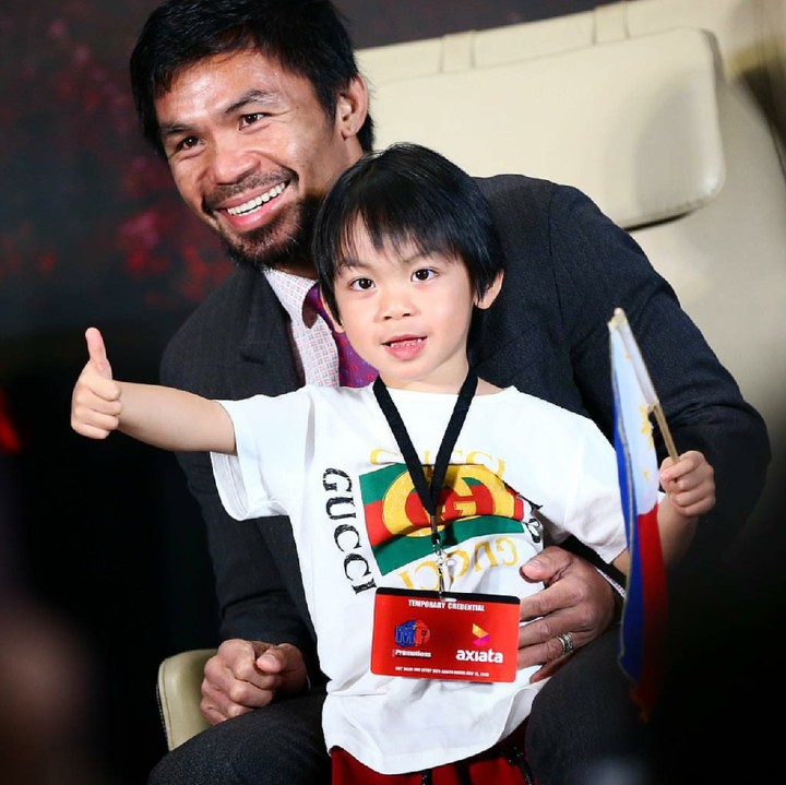 <p>Tapi, siapa sangka ketika bareng anak bontotnya, Israel Pacquiao, ia bisa sangat lembut dan ceria. Kelihatan dari raut wajahnya kan, Bun? (Foto: Instagram/mannypacquiao)</p>