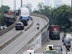 Detik-detik Tabrakan di Pesing hingga Pemotor Jatuh Terlempar dari Flyover