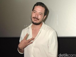 Foto Zack Lee Cium Rayya Makarim Bikin Heboh