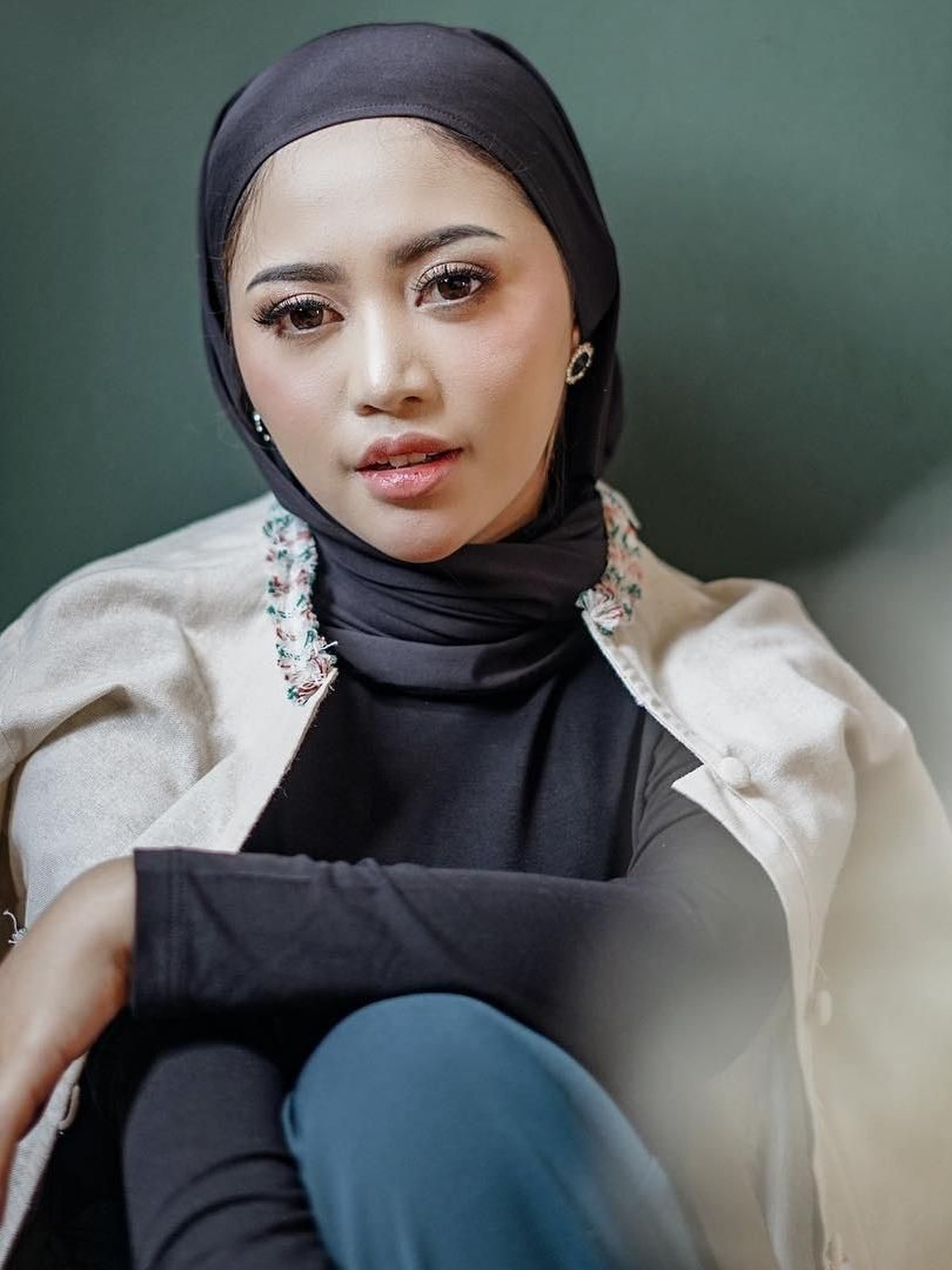 Selebgram terkenal Indonesia&comma; Rachel Vennya&comma; tampil beda dengan mengenakan hijab&period; Penampilan barunya itu diunggah Rachel di akun Instagram miliknya&period;