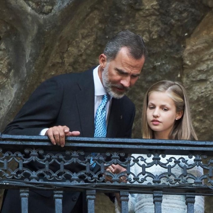 <p>Putri Leonor berdiskusi dengan ayah, Raja Felipe VI. (Foto: Getty Images)</p>