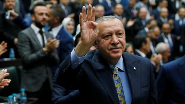 Presiden Turki Recep Tayyip Erdogan menggelar KTT dengan Presiden Rusia, Kanselir Jerman, dan Presiden Prancis membahas perang saudara yang terjadi di Suriah.