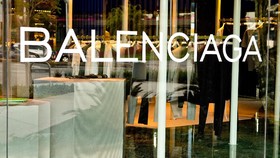 Corona, Balenciaga dan Saint Laurent Produksi Masker Bedah
