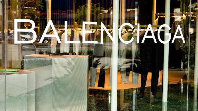 Balenciaga Buat Anting Tutup Botol Seharga Rp6 Juta Balenciaga membuat sebuah anting berbentuk tutup botol air mineral dan dijual dengan harga Rp6,2 juta per pasangnya.