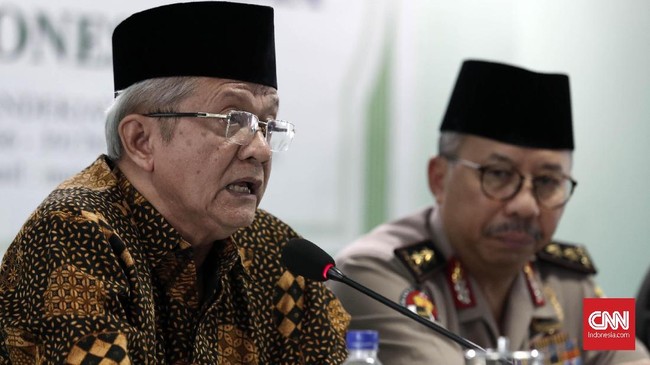 Sekjen Majelis Ulama Indonesia (MUI), Dr. Anwar Abbas (kiri) didampingi Kadivhumas Polri Irjen Setyo Wasisto saat memberikan keterangan pers terkait kasus pembakaran bendera yang bertuliskan kalimat tauhid di Kantor MUI, Jakarta, Selasa, 23 Oktober 2018. CNNIndonesia/Safir Makki