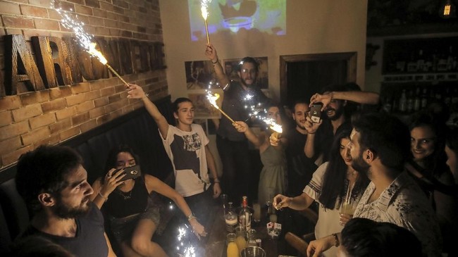 Kedamaian yang mulai dinikmati warga Damaskus, Suriah, seiring direbutnya basis para pemberontak, tampak lewat pemasangan lampu dan pohon natal oleh warga.