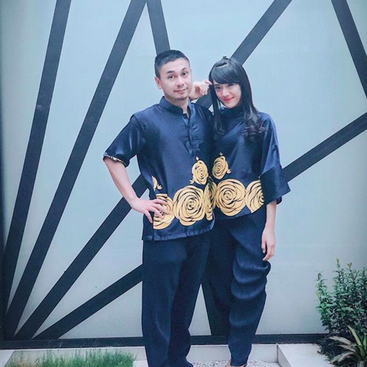 <p>Anissa Aziza pakai baju dan celana kembaran dengan Raditya Dika. (Foto: Instagram @anissaaziza)<br /><br /></p>