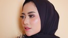 Selebgram terkenal Indonesia&comma; Rachel Vennya&comma; tampil beda dengan mengenakan hijab&period; Penampilan barunya itu diunggah Rachel di akun Instagram miliknya&period;