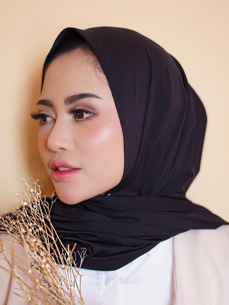 Coba Pakai Hijab, Ini 6 Pesona Rachel Vennya Selebgram terkenal Indonesia, Rachel Vennya, tampil beda dengan mengenakan hijab. Penampilan barunya itu diunggah Rachel di akun Instagram miliknya.