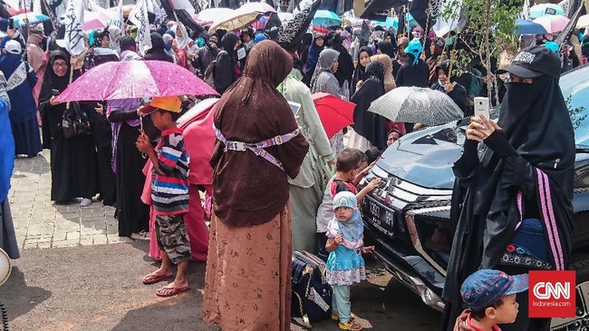Sejumlah anak-anak terlihat dilibatkan dalam unjuk rasa memprotes pembakaran bendera tauhid di Bogor, Jawa Barat.