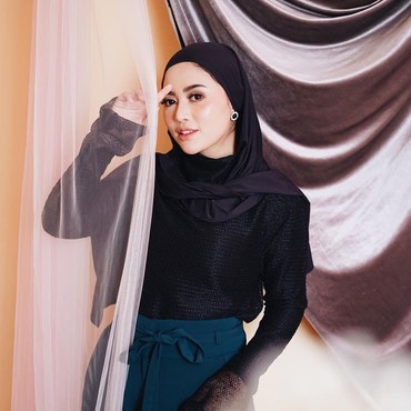 Coba Pakai Hijab, Ini 6 Pesona Rachel Vennya