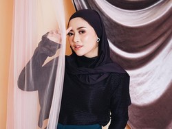 Coba Pakai Hijab, Ini 6 Pesona Rachel Vennya