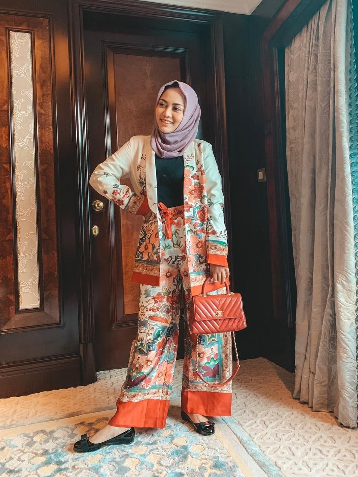 Selebgram terkenal Indonesia&comma; Rachel Vennya&comma; tampil beda dengan mengenakan hijab&period; Penampilan barunya itu diunggah Rachel di akun Instagram miliknya&period;