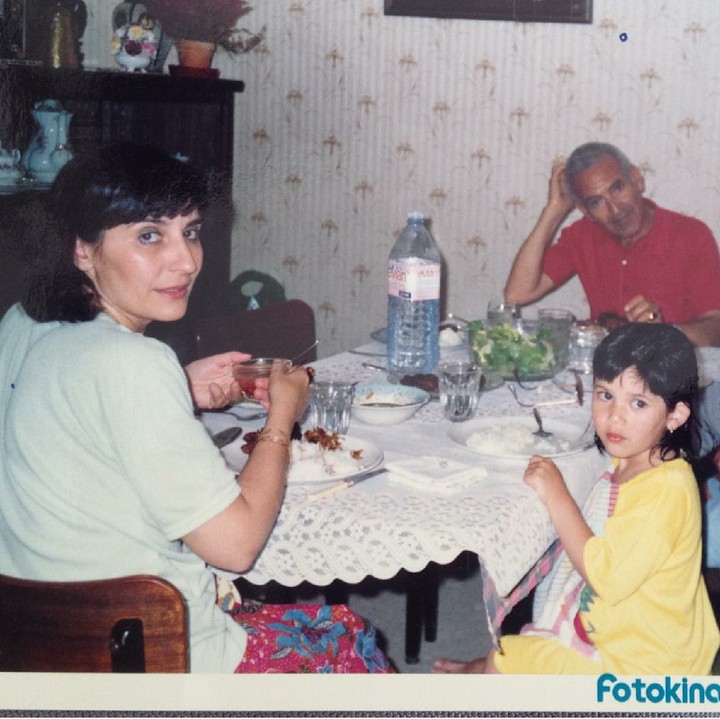 <p>Hannah ketika makan bareng sama ibu dan ayahnya, kok bengong, Nak? (Foto: Instagram/hannahalrashid)</p>