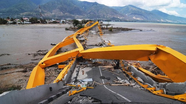 Penelitian di Inggris membantah asumsi tsunami yang terjadi pascagempa Palu akibat adanya saluran di teluk Palu, tapi akibat longsor bawah laut.