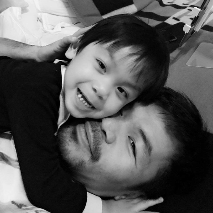 <p>Bagaimana sayangnya Manny ke Israel bisa kita lihat dari ekspresinya saat memeluk si kecil. (Foto: Instagram/mannypacquiao)</p>
