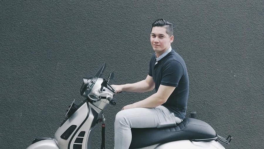 Tangan Patah, Samuel Zylgwyn Jalani Operasi Samuel Zylgwyn mengalami kecelakaan di lokasi syuting yang menyebabkan tangannya patah. Ia pun harus menjalani proses operasi disalah satu rumah sakit Jakarta.