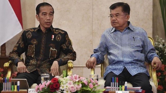 Jusuf Kalla menanggapi beberapa survei yang menunjukkan elektabilitas Jokowi stagnan beberapa bulan terakhir. Dia meminta kadernya konsisten memilih Jokowi.