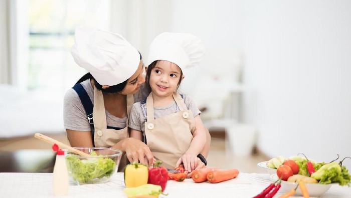 ilustrasi anak masak