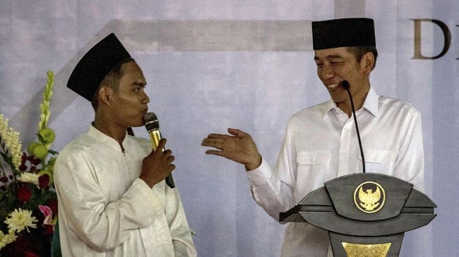 Badan Komunikasi Pemuda Remaja Masjid Indonesia (BKPRMI) bakal menyematkan gelar baru kepada Presiden Joko Widodo (Jokowi) sebagai 'bapak peduli pembimbing ngaji'.