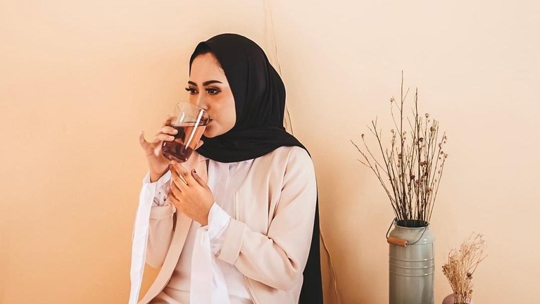 Selebgram terkenal Indonesia, Rachel Vennya, tampil beda dengan mengenakan hijab. Penampilan barunya itu diunggah Rachel di akun Instagram miliknya.