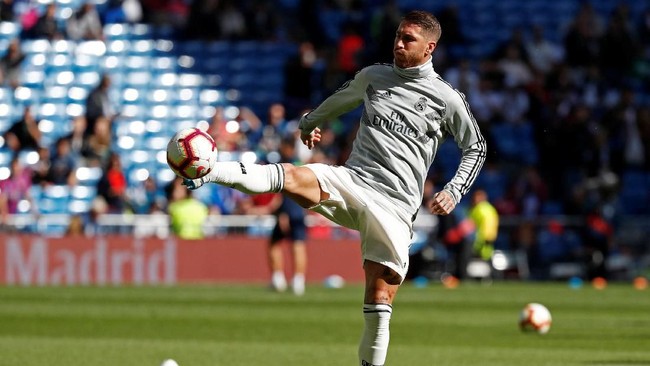 Kapten Real Madrid Sergio Ramos dua kali menendangkan bola ke arah pemain muda Sergio Reguilon dalam sesi latihan Senin (22/10) waktu setempat.
