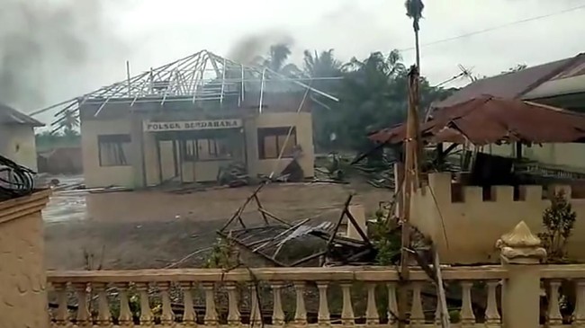 Kantor Mapolsek Bendahara, Kabupaten Aceh Tamiang dibakar massa diduga buntut dari tewasnya tahanan kasus narkotik.