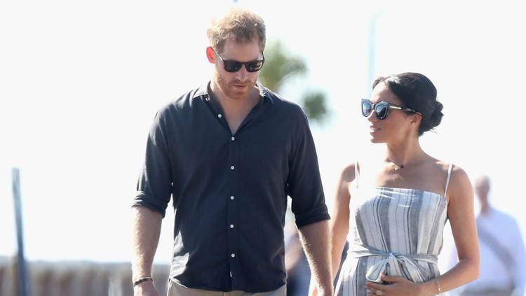 meghan markle hamil FRASER ISLAND, AUSTRALIA - OCTOBER 22: Meghan, Duchess of Sussex seen holding her baby bump whilst Prince Harry, Duke of Sussex and Meghan, Duchess of Sussex walk along a wharf in Kingfisher bay on October 22, 2018 in Fraser Island, Australia. The Duke and Duchess of Sussex are on their official 16-day Autumn tour visiting cities in Australia, Fiji, Tonga and New Zealand. (Photo by Chris Jackson/Getty Images)