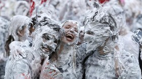FOTO: Semarak Pesta Busa Menyambut Mahasiswa Baru