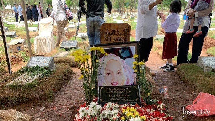 Empat selebriti berikut ini mengungkapkan kenangannya terhadap sosok mendiang Titi Qadarsih.